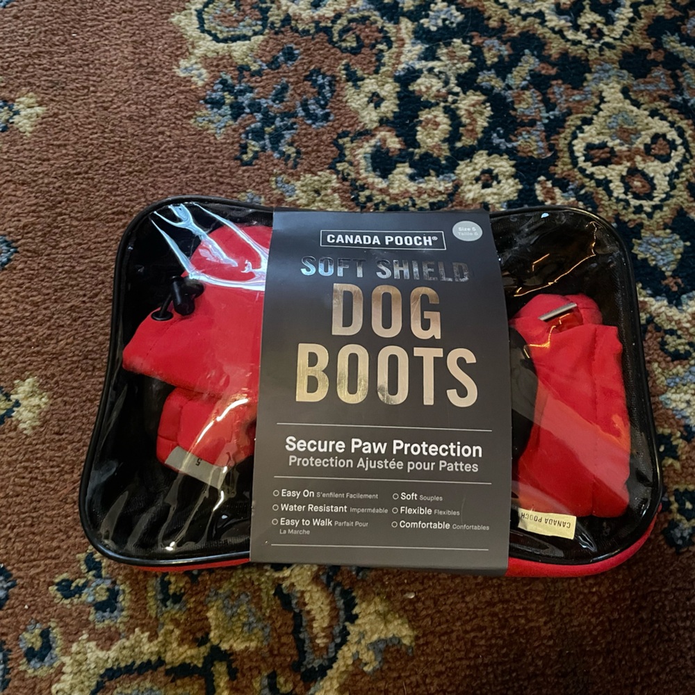 Canada Pooch Soft Shell Dog Boots Size 5